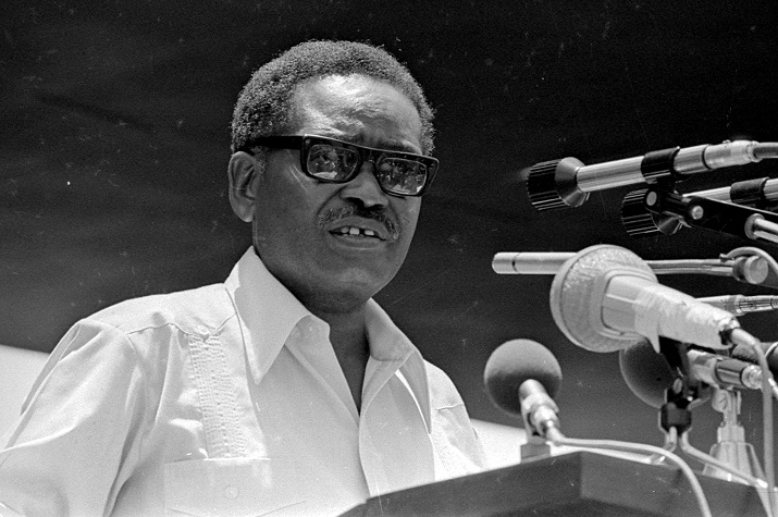 Agostinho Neto condecorado com a Medalha de Honra dos Fundadores da SADC