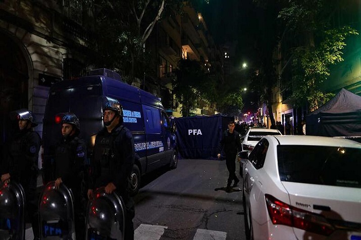 Homem detido após apontar alegada arma de fogo à vice-presidente da Argentina