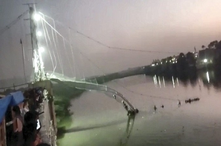 Queda de ponte na índia mata 132 pessoas