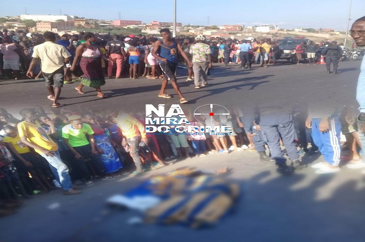 Camião embate em motorizada e ‘esmaga’ dois passageiros no Kikolo