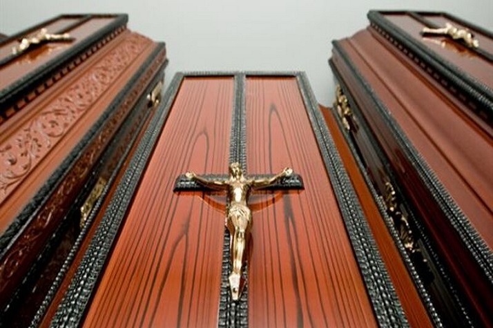 Funerária encontra mulher a respirar horas após declarada morta