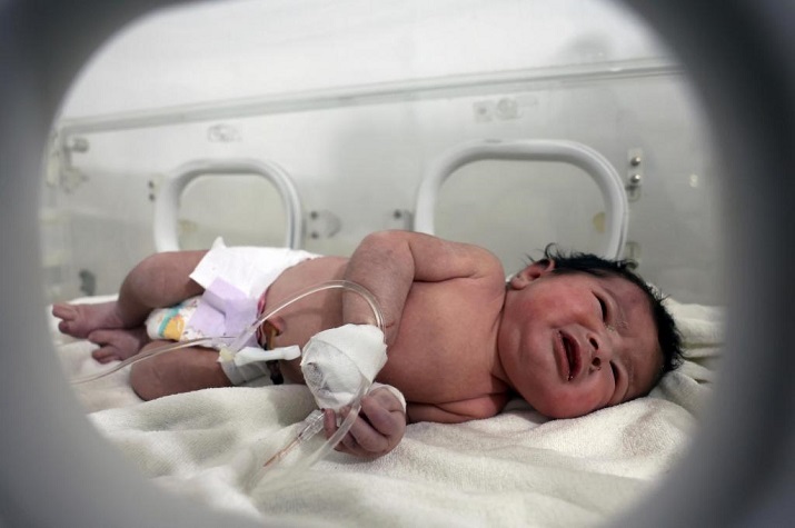Bebé encontrada viva e ainda com o cordão umbilical. Mãe deu à luz debaixo dos escombros, mas não sobreviveu