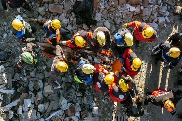 Número de mortos do sismo na Turquia e Síria aumenta para mais de 15.800