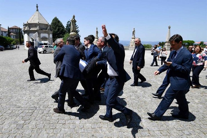 Presidente de Portugal desmaia durante visita a faculdade na Caparica