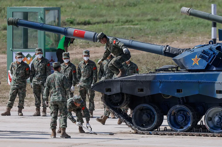 Frotas navais da China e Rússia em manobras no Mar do Japão