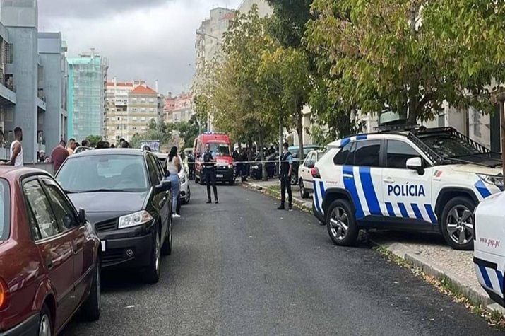 Três pessoas mortas a tiro em rua de Lisboa. Atirador e cúmplices estão em fuga e PJ está a investigar