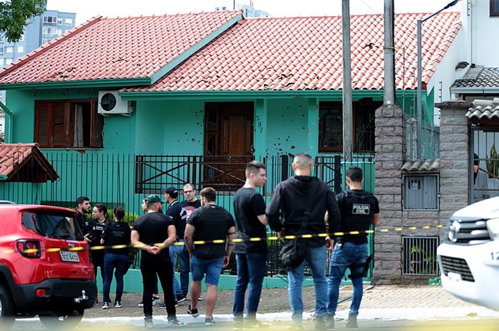 Homem mantém família em cárcere privado e mata pai, irmão e polícia, disparou contra própria mãe e feriu com gravidade outras oito pessoas
