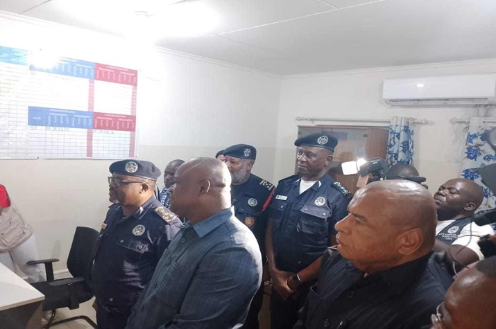 No Kalawenda: Marginais arremessam pedra na cabeça de um agente da polícia durante patrulhamento