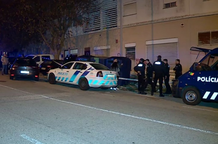 Lisboa: Homem fere o filho e mata namorado da ex-companheira com 17 facadas