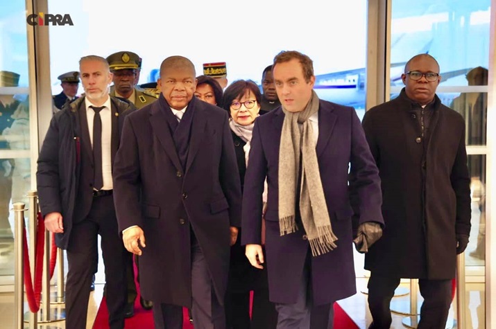Chefe-de-Estado angolano trabalha em França