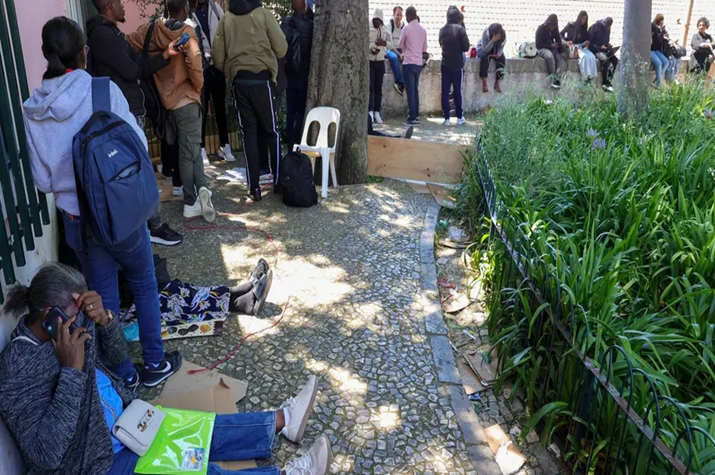 Dezenas de imigrantes angolanos em Portugal dormem na rua há dias a espera de validação dos seus documentos