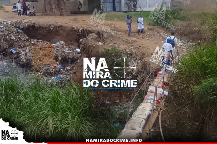 Cacuaco - Moradores do bairro Augusto Ngangula improvisam tubos e sacos de areia para passarem pela ponte do Iba