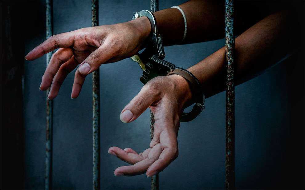 Detido jovem que tentou violar a mãe em Luanda