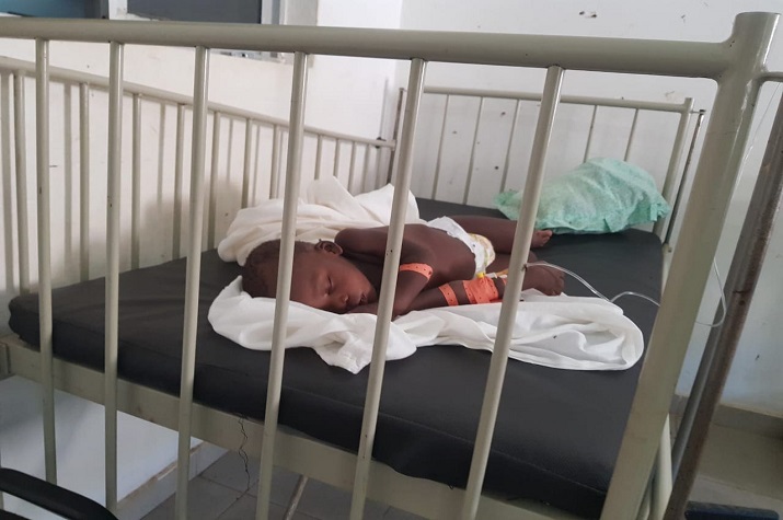 Doação “envenenada”: Sessenta e três crianças internadas com urgência depois de consumirem sandes podre da Administração de Viana