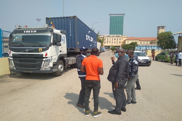SIC apreende camião com mais de 800 caixas de óleo vegetal que estava a ser desviado do Porto de Luanda