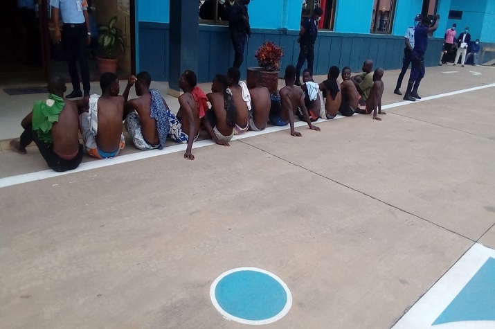 Polícia dispara mortalmente contra um jovem e familiares 'afugentam' efectivos e destroem esquadra