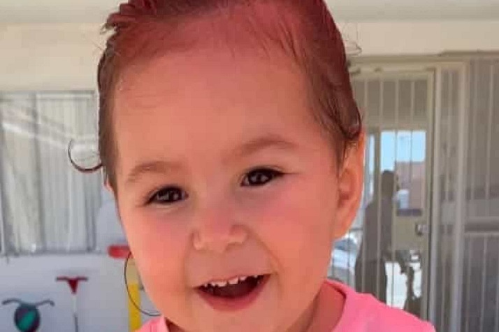 Bebé de dois anos morre fechada no carro. Mãe deixou-a para ir beber