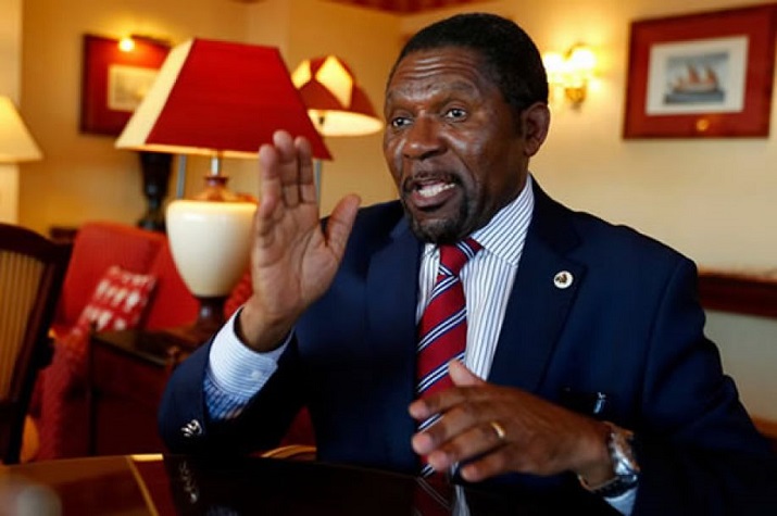 Samakuva diz que é "africano diferente" e critica jornalistas