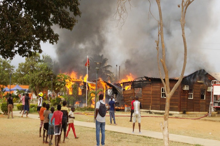 Incêndio deixou em cinzas a Administração de Talatona