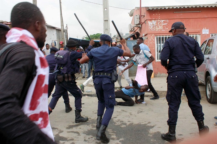 Polícia Nacional e manifestantes "medem forças" na Samba