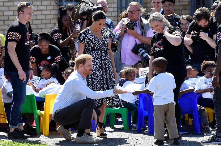Príncipe Harry quer cem metros de distância dos jornalistas angolanos 