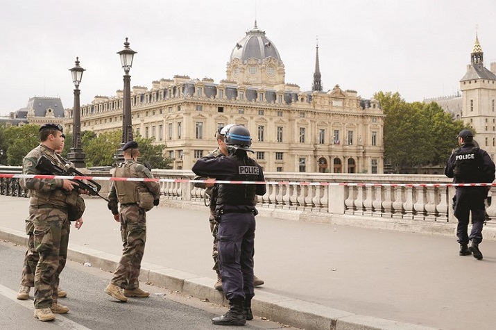 Quatro polícias mortos à facada em esquadra de Paris