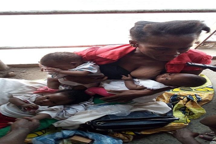 Sistema falido: Angolana mãe de trigêmeas na mendicidade
